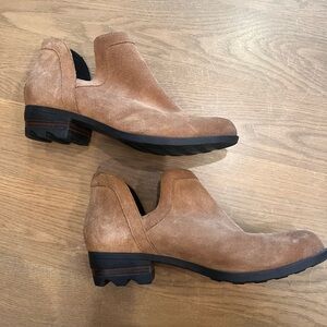 Sorel Tan Lolla Ankle Boots with cut out | Women’s size 9.5